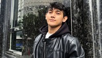 Sandro mengatakan pilih mengalah dari Sandri ketimbang ribut soal cewek. Sebenarnya fun fact yang lebih aktif, ngejar duluan, dia (Sandri). Aku kebanyakan ngalah sama Kakak. Kalau kamu suka juga, mending Kakak dulu, ucap Sandro di studio Brownis Trans TV, Senin (2/6/2025). Foto: dok. Instagram Sandro/Sandri Karamoy