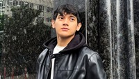 Sandro Karamoy juga berkarier sebagai pemain sinetron. Dia membintangi sinetron, di antaranya Cinta SMA, Tajwid Cinta, dan Dunia Kiara. Dia juga membintangi film Rembulan Tenggelam di Wajahmu. Foto: dok. Instagram Sandro/Sandri Karamoy