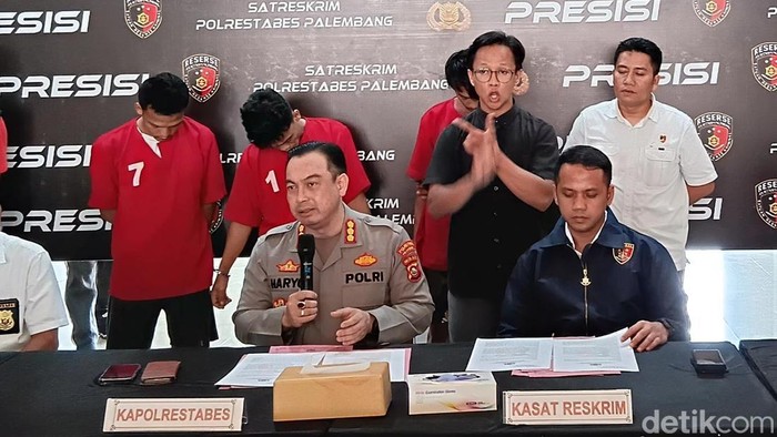 Selain 2 pelaku begal marbot, polisi ringkus rekan Kiagus M Yunus (di tengah) yang rampas Hp di Palembang, Sumsel.
