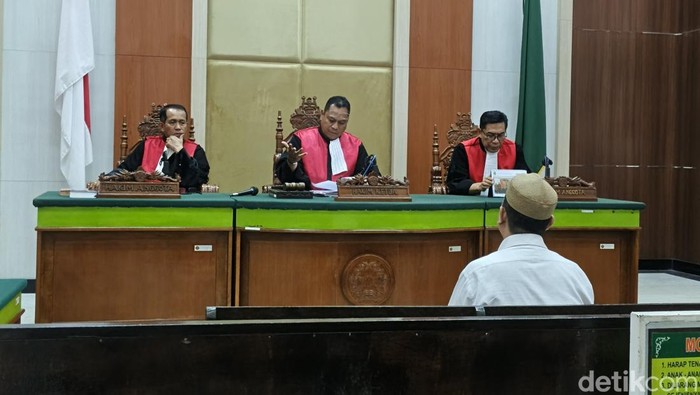 Sidang Agus Salim di kasus obat herbal ilegal di PN Makassar.