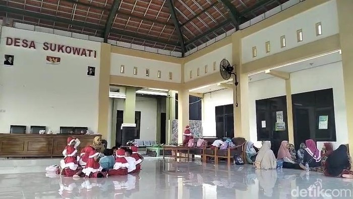 Siswa TK Ngungsi di Balai Desa Dampak Bau Menyengat Pabrik Tembakau Bojonegoro