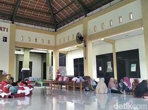 Siswa TK Ngungsi di Balai Desa Sukowati Dampak Bau Busuk Pabrik Tembakau