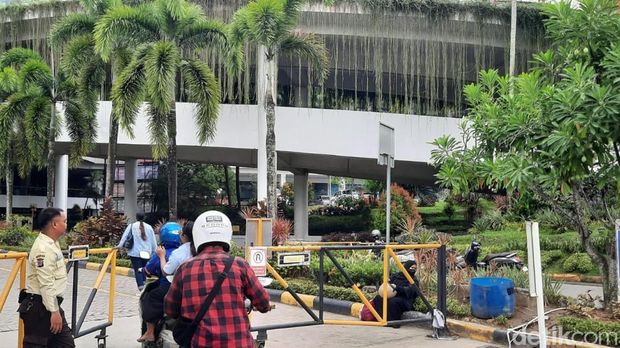 Situasi di luar Big Mall Samarinda usai kebakaran.