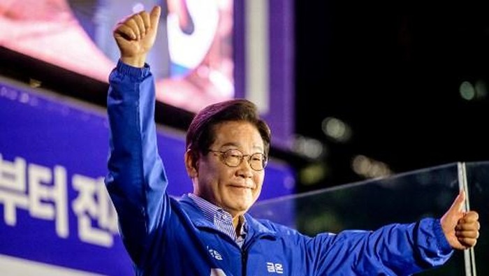 Lee Jae-myung, the presidential candidate for South Koreas Democratic Party, speaks onstage during his final election campaign event ahead of the upcoming June 3 presidential election in Seoul on June 2, 2025. (Photo by Anthony WALLACE / AFP)