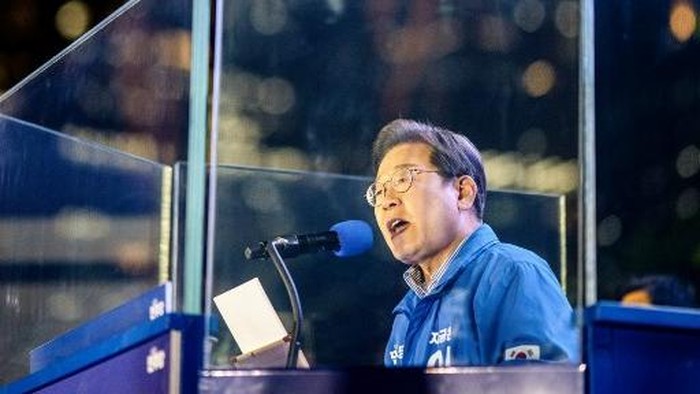 Lee Jae-myung, the presidential candidate for South Koreas Democratic Party, speaks onstage during his final election campaign event ahead of the upcoming June 3 presidential election in Seoul on June 2, 2025. (Photo by Anthony WALLACE / AFP)