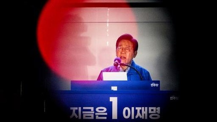 SKOREA-POLITICS-VOTE Lee Jae-myung, the presidential candidate for South Korea's Democratic Party, speaks onstage during his final election campaign event ahead of the upcoming June 3 presidential election in Seoul on June 2, 2025. (Photo by Anthony WALLACE / AFP)