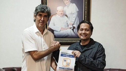 Stefano Teco Cugurra (kiri) resmi diperkenalkan menjadi pelatih Barito Putera untuk mengarungi Liga 2 musim 2025/2026.