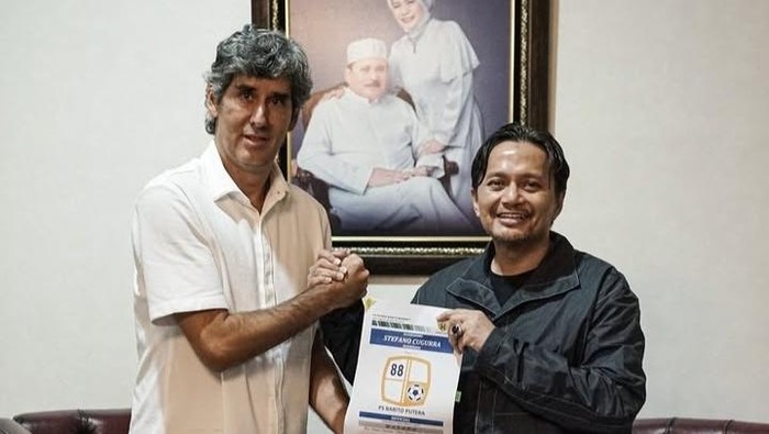 Stefano Teco Cugurra (kiri) resmi diperkenalkan menjadi pelatih Barito Putera untuk mengarungi Liga 2 musim 2025/2026.