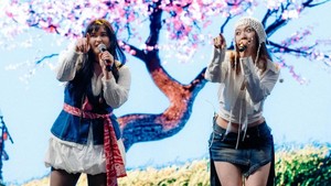 Stephanie Poetri juga mengajak rekannya nyanyi di atas panggung Head In The Clouds Festival. (Foto: dok Instagram)