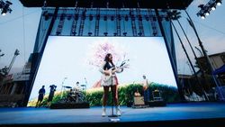 Stephanie Poetri Bersenang-senang di Head In The Clouds Festival Usai Nikah