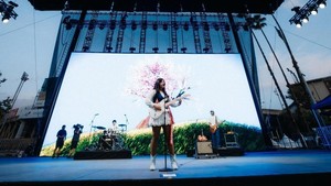 Stephanie Poetri tampil di Head In The Clouds Festival dengan rekan bandnya yang seorang gitaris dan drummer. (Foto: dok Instagram)
