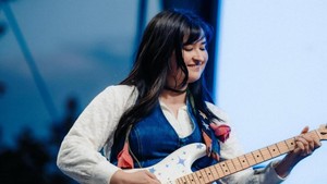 Stephanie Poetri asyik memainkan gitarnya di panggung. (Foto: dok Instagram)