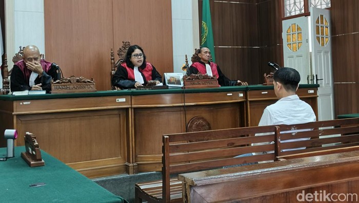 Suami Fenny Frans, Mustadir Dg Sila menjalani sidang putusan kasus skincare merkuri di PN Makassar.