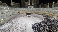 Umat Muslim melaksanakan salat subuh di Masjidil Haram selama ibadah haji tahunan di kota suci Makkah, Arab Saudi, Senin (2/6/2025). Saudi Press Agency/Handout via REUTERS