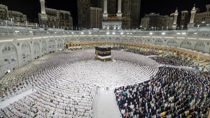 Muslims perform morning prayers in the Grand Mosque during the annual Hajj pilgrimage in the holy city of Mecca, Saudi Arabia, June 2, 2025. Saudi Press Agency/Handout via REUTERS THIS IMAGE HAS BEEN SUPPLIED BY A THIRD PARTY.