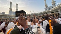 Umat Islam berdoa di Masjidil Haram Mekkah menjelang puncak haji, berjalan mengelilingi Kakbah. Ziarah berlangsung selama bulan ke-12 kalender Islam, yang berarti waktunya bergeser setiap tahun sehubungan dengan kalender matahari. Akibatnya, haji dan Ramadan terjadi pada musim yang berbeda dari waktu ke waktu. REUTERS/Khaled Abdullah