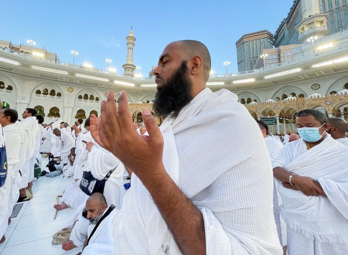 Muslims recite prayers at the Grand Mosque in the holy city of Mecca, Saudi Arabia, June 1, 2025. REUTERS/Khaled Abdullah