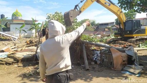 Suasana penggusuran di lahan milik Ratna Sari Dewi di Lingkungan Bintaro, Ampenan, Kota Mataram, Kamis (29/5/2025).