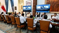 (4) Bantuan Subisidi Upah (BSU) 2 bulan Juni Juli Rp 300.000 per bulan kepada 17,3jt pekerja/buruh3 (gaji ≤3,5jt atau UMP/Kab/Kota) dan 288.000 Guru Kemendikdasmen dan 277.000 Guru Kementeian Agama. (5) Perpanjangan iuran Jaminan Kecelakaan Kerja (JKK) sebesar 50% selama 6 bulan bagi pekerja sektor padat karya.Foto: Cahyo - Biro Pers Sekretariat Presiden