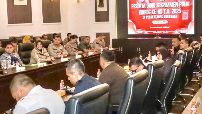 Surabaya dipilih sebagai lokasi pelaksanaan Kuliah Kerja Profesi (KKP) bagi peserta didik Sekolah Staf dan Pimpinan Menengah (Sespimmen) Polri Dikreg Ke-65 Gelombang I Tahun 2025. Kegiatan ini berlangsung di Polrestabes Surabaya dan menjadi sarana penerapan langsung ilmu kepemimpinan serta manajerial di lapangan.