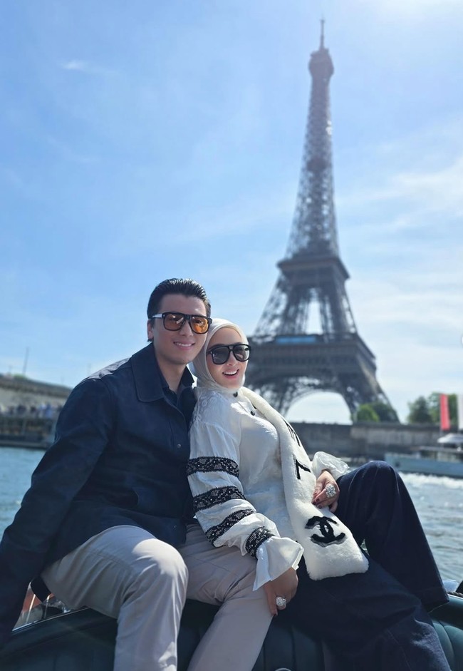 Setelah menghadiri Festival Film Cannes 2025, Syahrini dan suami melanjutkan perjalanan dengan berkunjung Paris. Tampak keduanya memamerkan kemesraan mereka. Foto: Instagram/@princessyahrini