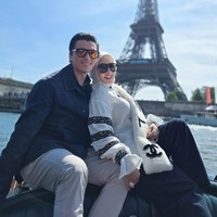 Setelah menghadiri Festival Film Cannes 2025, Syahrini dan suami melanjutkan perjalanan dengan berkunjung Paris. Tampak keduanya memamerkan kemesraan mereka. Foto: Instagram/@princessyahrini