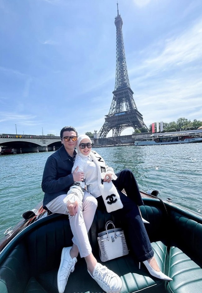 Naik perahu untuk menikmati keindahan sungai di sana, Syahrini tampak memamerkan gaya kompaknya bersama suami. Berpose dengan latar belakang menara Eiffel, pasangan yang menikah pada Februari 2019 itu terlihat serasi. Foto: Instagram/@princessyahrini