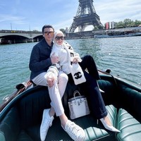 Naik perahu untuk menikmati keindahan sungai di sana, Syahrini tampak memamerkan gaya kompaknya bersama suami. Berpose dengan latar belakang menara Eiffel, pasangan yang menikah pada Februari 2019 itu terlihat serasi. Foto: Instagram/@princessyahrini