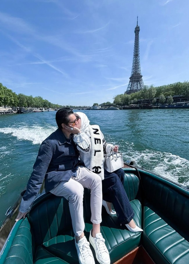 Syahrini dan Reino juga memamerkan kemesraan mereka di atas perahu. Dalam foto terlihat Syahrini yang mencium mesra pipi suaminya. Foto: Instagram/@princessyahrini