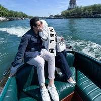 Syahrini dan Reino juga memamerkan kemesraan mereka di atas perahu. Dalam foto terlihat Syahrini yang mencium mesra pipi suaminya. Foto: Instagram/@princessyahrini