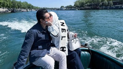 7 Foto Syahrini di Paris, Pamer Kemesraan Dengan Suami di Atas Perahu