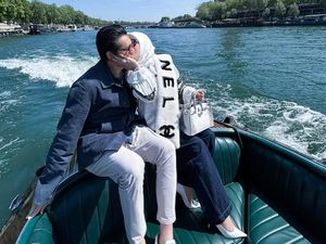 7 Foto Syahrini di Paris, Pamer Kemesraan Dengan Suami di Atas Perahu