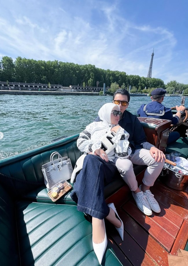 Sambil bersantai menikmati suasana, wanita 44 tahun itu menyandarkan tubuhnya ke sang suami, Reino Barack. Kemesraan keduanya pun tak kalah jadi sorotan. Foto: Instagram/@princessyahrini