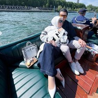 Sambil bersantai menikmati suasana, wanita 44 tahun itu menyandarkan tubuhnya ke sang suami, Reino Barack. Kemesraan keduanya pun tak kalah jadi sorotan. Foto: Instagram/@princessyahrini