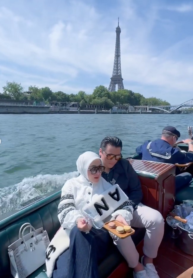 Beberapa netizen memuji kemesraan keduanya dan menyebut mereka sebagai pasangan yang sempurna. Perfect couple. Always bring happiness to everyone, komentar salah seorang netizen. The cutest couple, tambah netizen lain. Foto: Instagram/@princessyahrini