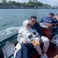 Beberapa netizen memuji kemesraan keduanya dan menyebut mereka sebagai pasangan yang sempurna. Perfect couple. Always bring happiness to everyone, komentar salah seorang netizen. The cutest couple, tambah netizen lain. Foto: Instagram/@princessyahrini