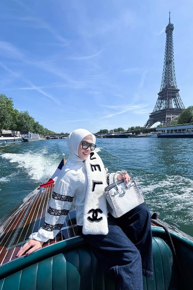 Syahrini sendiri terihat selalu tampil stylish seperti biasa. Ia memadukan blouse lengan panjang berwarna putih dengan aksen garis hitam di lengannya, dengan scarf dari merek mewah Chanel. Diketahui scarf yang dikenakannya itu merupakan maxi scarf 3D in new white sheepskin yang harganya sekitar Rp 46 juta. Foto: Instagram/@princessyahrini