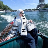 Syahrini sendiri terihat selalu tampil stylish seperti biasa. Ia memadukan blouse lengan panjang berwarna putih dengan aksen garis hitam di lengannya, dengan scarf dari merek mewah Chanel. Diketahui scarf yang dikenakannya itu merupakan maxi scarf 3D in new white sheepskin yang harganya sekitar Rp 46 juta. Foto: Instagram/@princessyahrini