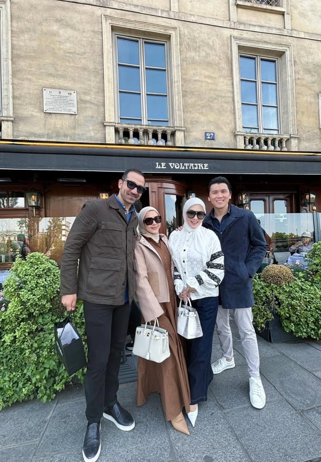 Tak hanya pergi berdua, adik Syahrini, Aisyahrani dan suaminya juga ikut serta. Terlihat keempatnya yang sempat berpose bersama di depan sebuah restoran di Paris. Foto: Instagram/@princessyahrini