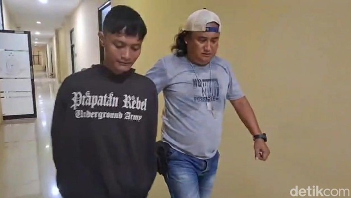 Tampang Wantio pembunuh Santi di kebun tebu Brebes saat digiring ke ruang pemeriksaan Polres Brebes, Selasa (3/6/2025).