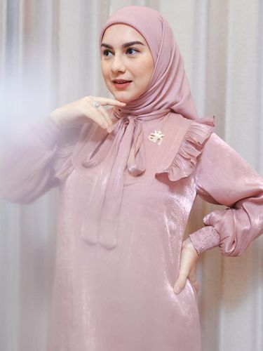 Tampil serba pink pastel, gaya hijab clean look ala Irish Bella bisa jadi inspirasi untuk Hari Raya Idul Adha.