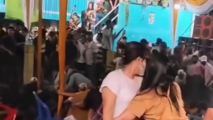Tangkap layar video saat panggung hajatan roboh di Palembang.