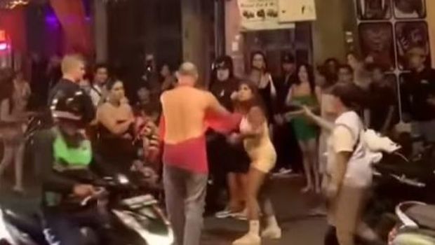 Tangkapan layar video viral dua bule berkelahi di Seminyak, Bali, Senin (2/6/2025).