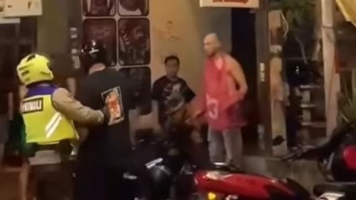 Tangkapan layar video viral dua bule berkelahi di Seminyak, Bali, Senin (2/6/2025).