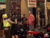 Viral! Dua WNA Berkelahi di Depan Kelab Malam Seminyak