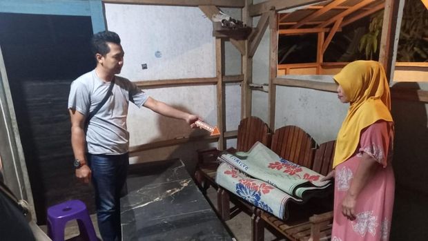 Bayi perempuan ditemukan di warung angkringan Desa Karangdadap, Kabupaten Pekalongan, Senin (2/6/2025) petang.