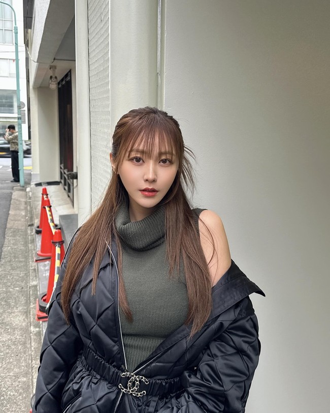 Tenka kemudian dikecam karena dianggap telah melakukan penipuan dan harus mengganti sejumlah besar uang kepada brand pakaian dalam itu.  Foto: Instagram @super_muchiko