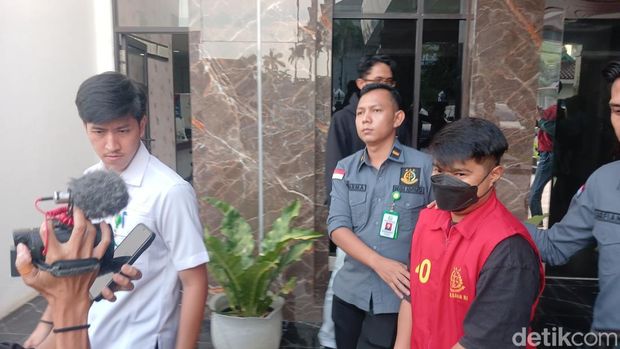 Terpidana Muhammad Raga Syahputra saat dibawa ke Lapas Batam. (Alamudin Hamapu/detikSumut)