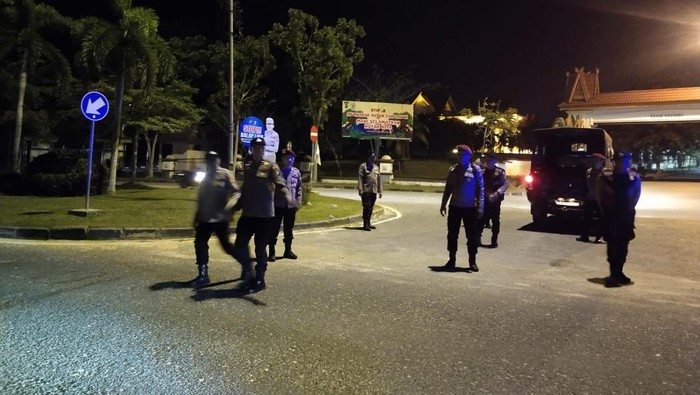 Tim Raga Polres Pelalawan, Riau membubarkan tawuran pemuda.