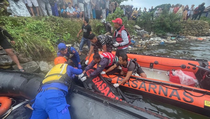 Tim SAR evakuasi jenazah selebgram Kendari yang ditemukan tewas usai melompat dari jembatan.